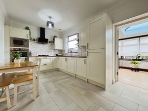 Kitchen Diner- click for photo gallery